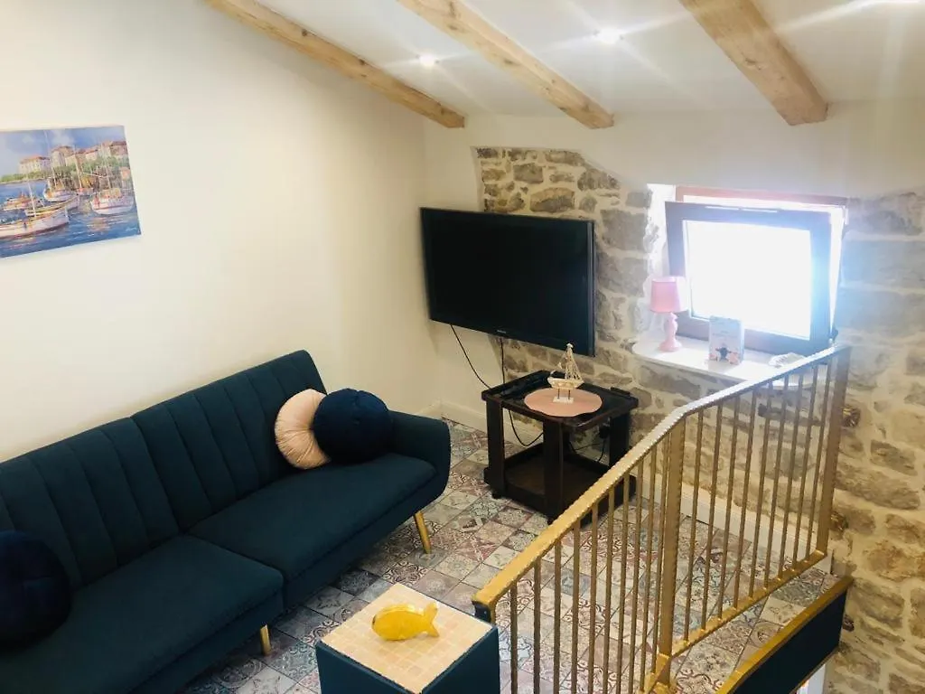 Istrian Stone House: Seaside Retreat in Fazana with COVID-Safe Filtration Apartment