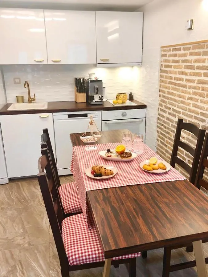Istrian Stone House: Seaside Retreat in Fazana with COVID-Safe Filtration Apartment
