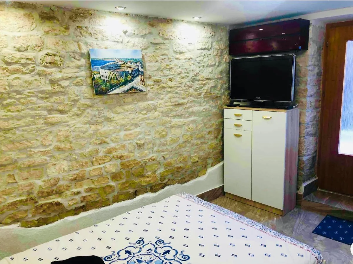 Istrian Stone House: Seaside Retreat in Fazana with COVID-Safe Filtration Apartment